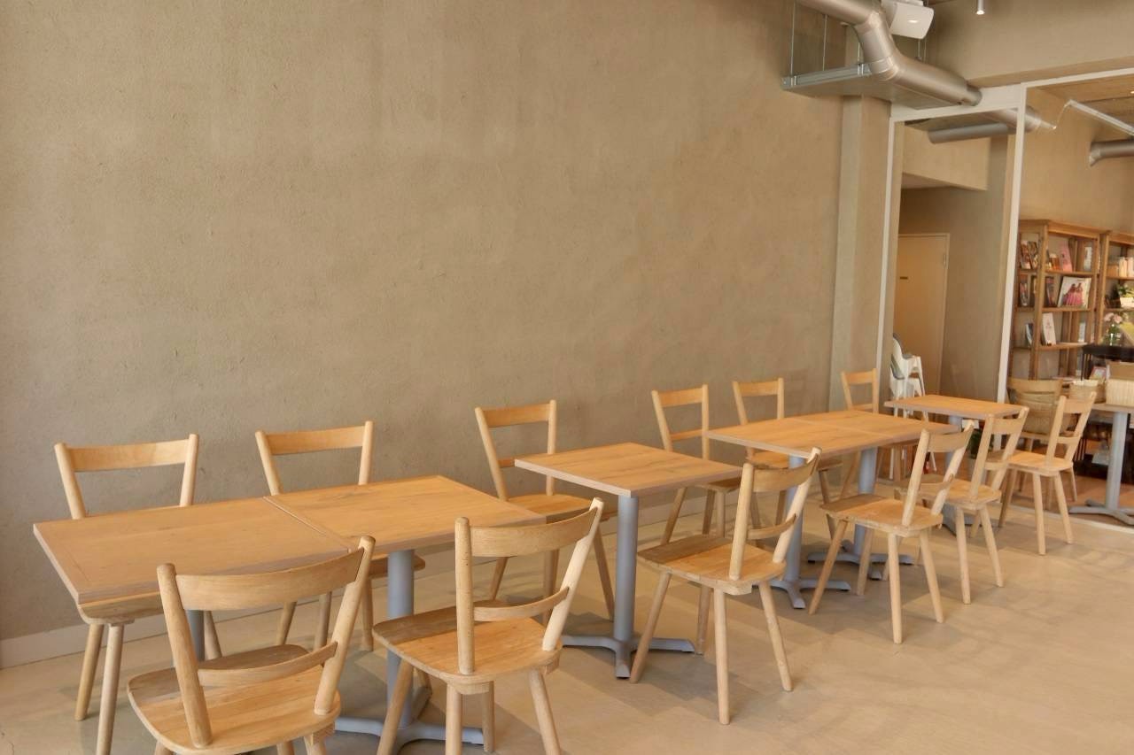 奥に本棚のあるミモザの店内