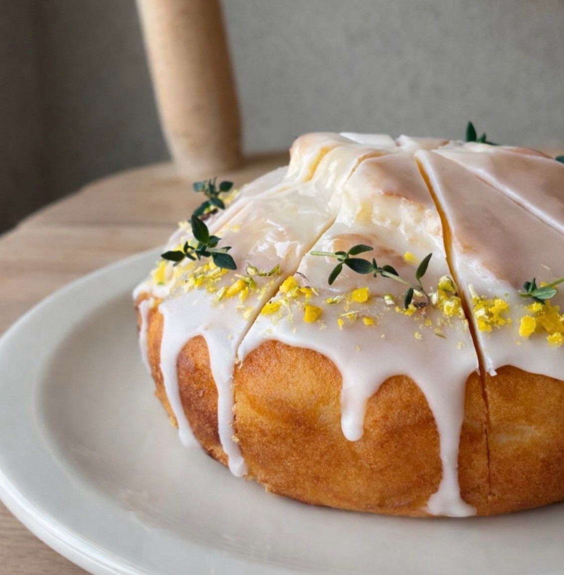 花を添えたアイシングのケーキ