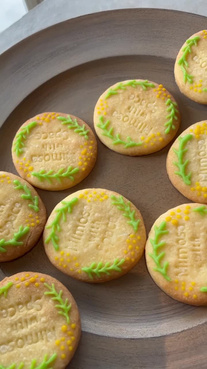 アイシングを添えた焼き菓子の販売イメージ