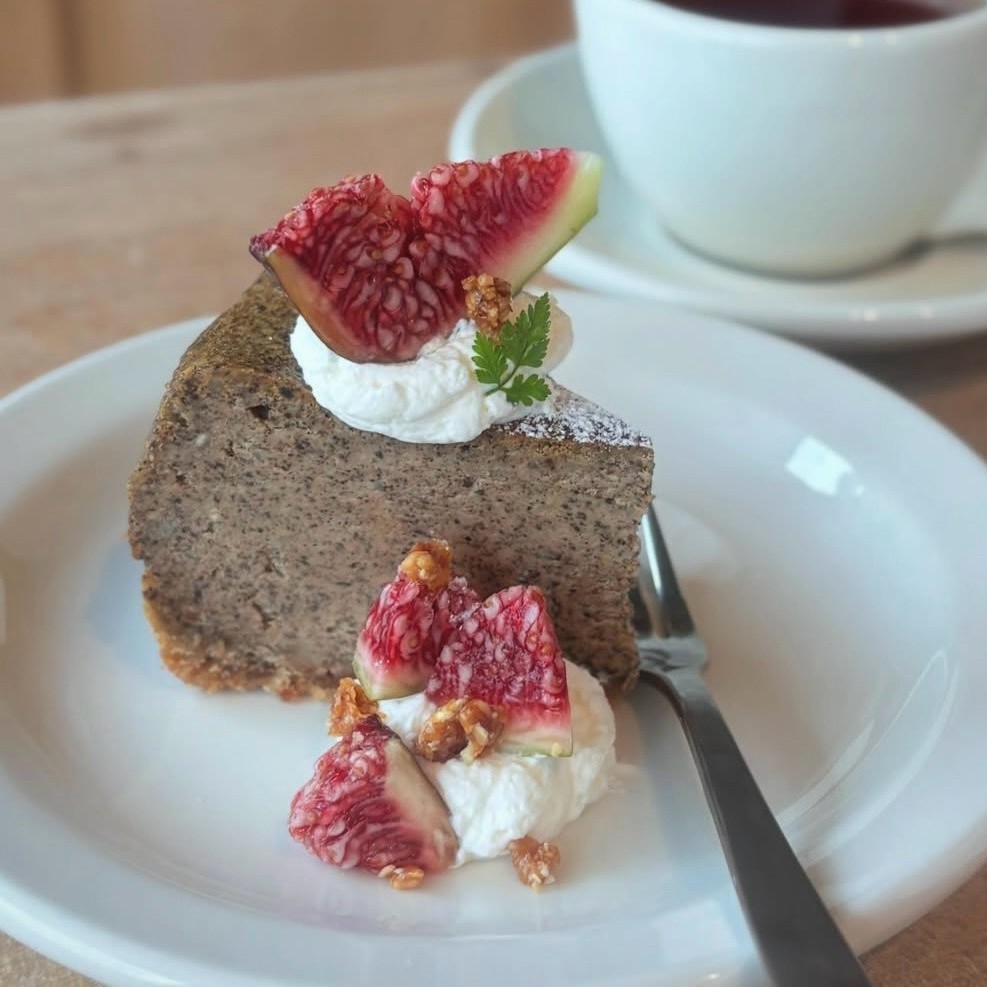 紅茶と果物を添えたケーキ